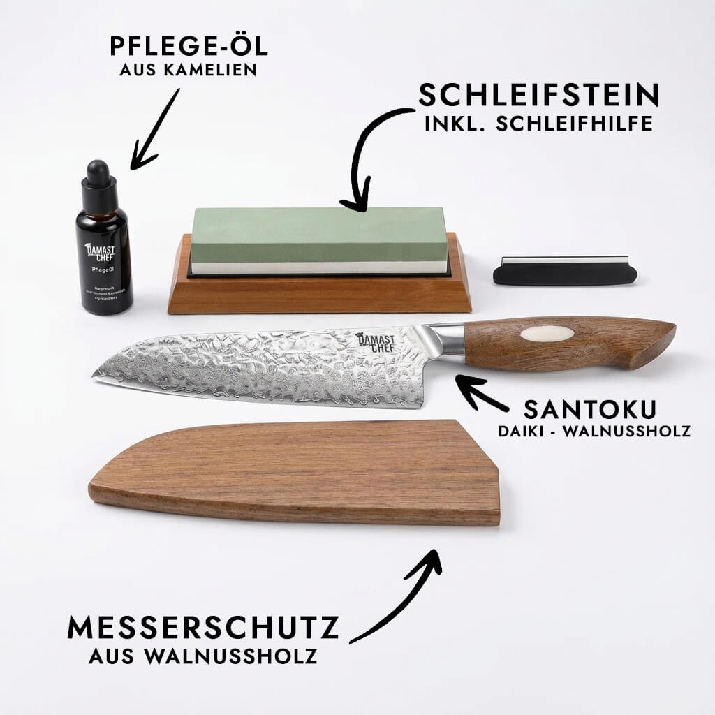 Damastmesser mit Klingenschutz, Schleifstein und Pflegeöl liegen zusammen auf einem hellen Hintergrund
