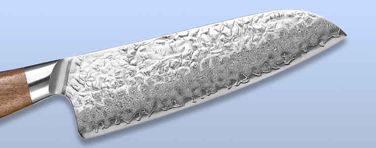 Santokumesser mit breiter, leicht gebogener Klinge aus gemustertem Damaststahl und Holzgriff mit Metallabschluss.