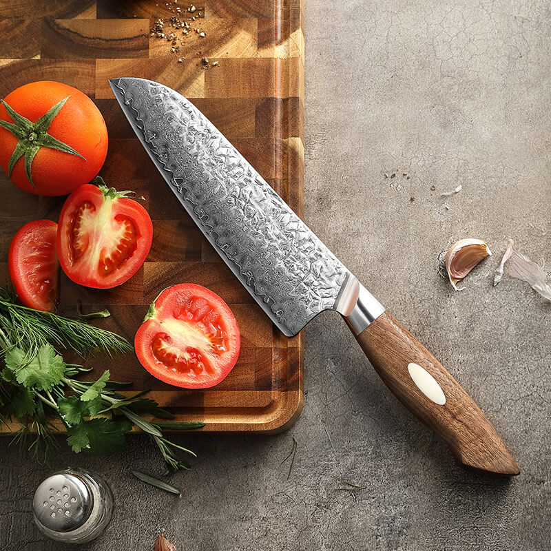 Damastmesser mit gehämmerter Klinge und Walnussholzgriff schneidet mühelos Tomaten