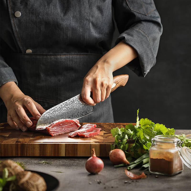 Santokumesser eignet sich ideal für das Schneiden von zartem Fleisch mit Klinge aus Damaststahl, die mühelos durch Essen gleitet