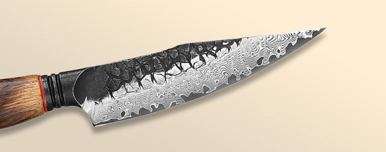 Damastmesser mit spitz zulaufender Klinge, die ein wellenförmiges Muster aufweist, und Holzgriff mit schwarzem Übergangsstück.