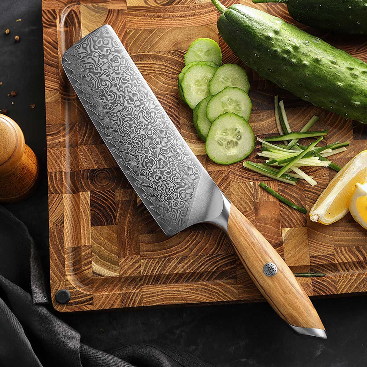 Nakirimesser aus Damaststahl mit Olivenholzgriff schneidet  Gurke in präzise Scheiben