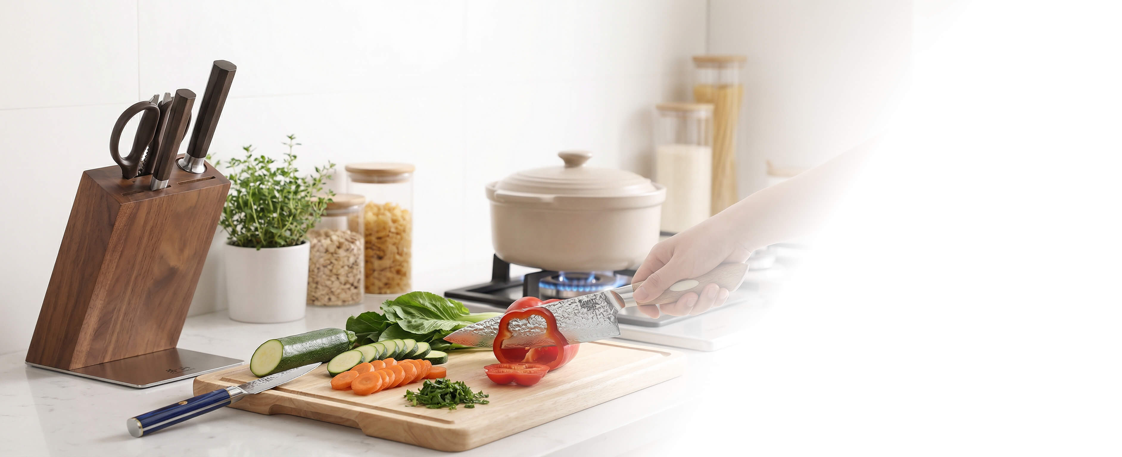 Damastmesser liegen auf einer Küchenarbeitsplatte in verschiedenen Variationen